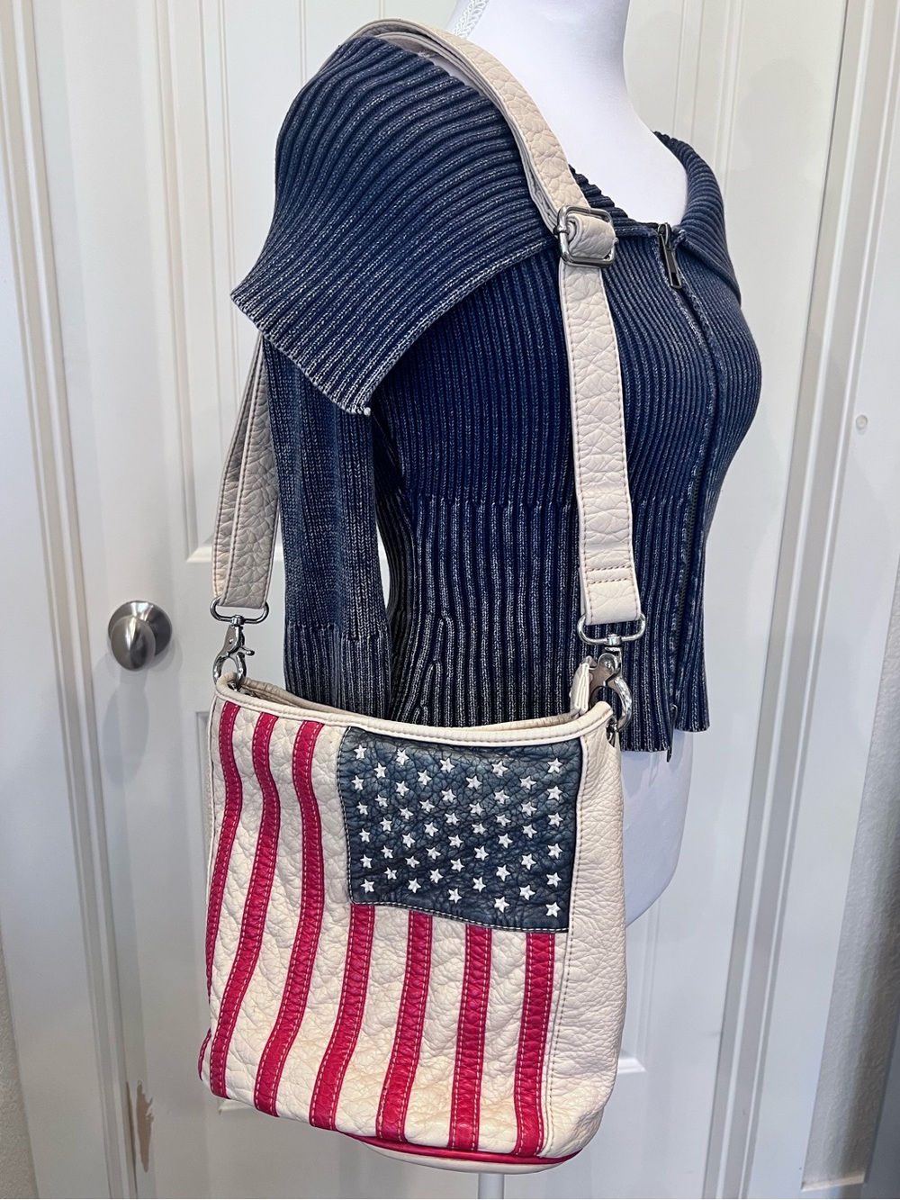 Blazin Roxx Flag Purse Pockets Working Zippers Adjustable Strap Distressed Used - Picture 3 of 14